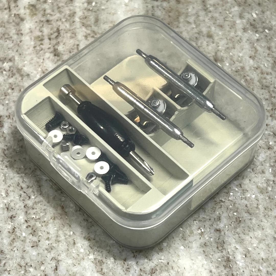 Foto secundaria de Caja Organizadora para Ejes y Accesorios de Fingerboard
